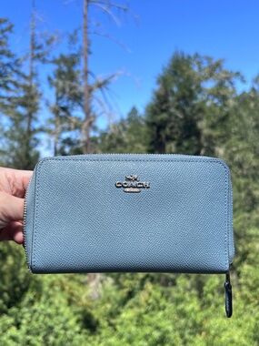 COACH Medium Blue Crossgrain Leather Zip-Around Wallet Silver Hardware AUTHENTIC
